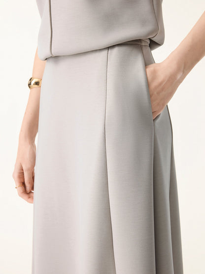 Ensemble deux-pièces avec haut à col en V et jupes midi évasées avec chauffe-manches