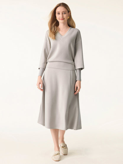 Ensemble deux-pièces avec haut à col en V et jupes midi évasées avec chauffe-manches