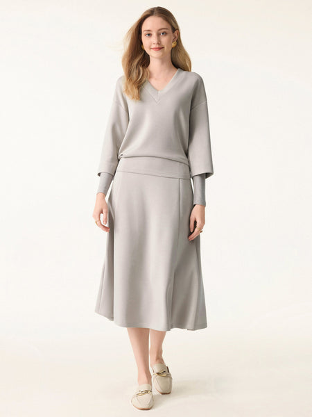 Ensemble deux-pièces avec haut à col en V et jupes midi évasées avec chauffe-manches