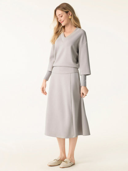 Ensemble deux-pièces avec haut à col en V et jupes midi évasées avec chauffe-manches