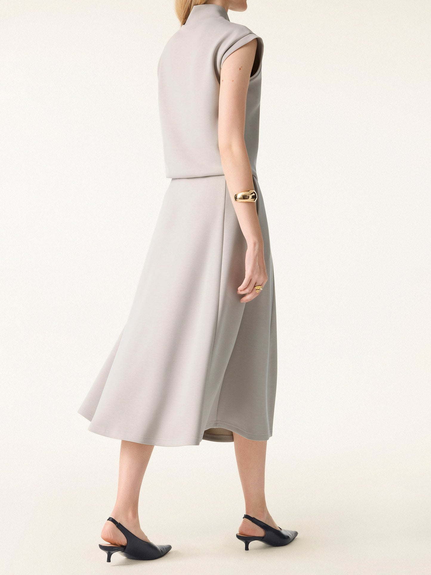 Ensemble deux-pièces avec haut à col en V et jupes midi évasées avec chauffe-manches