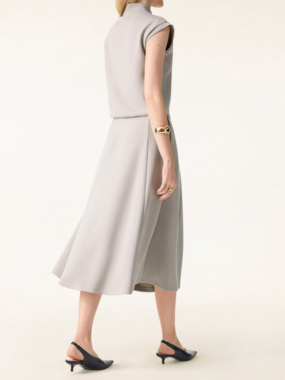 Ensemble deux-pièces avec haut à col en V et jupes midi évasées avec chauffe-manches